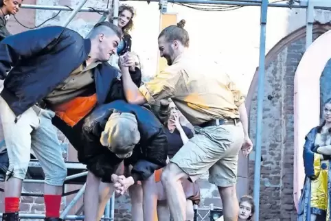 Auf dem Wurstmarkt spielen die Gefühle verrückt: Merkl Franz (Jakob Dreyer, links) und Kasimir (Levin Steinbach) messen beim Arm