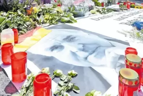 Zeichen der Anteilnahme: Bürger brachten am Wochenende Blumen zum Kanzlerbungalow. Die Junge Union würdigte den Altkanzler am Sa