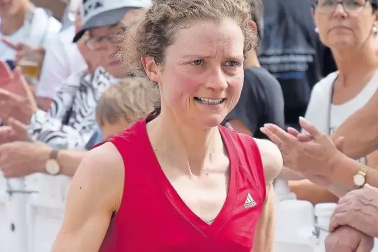 Christine Poyet gewinnt über die 10 Kilometer bei den Frauen.