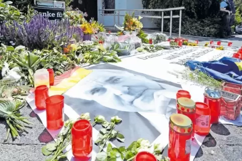 Bürger brachten am Wochenende Blumen zum Kanzlerbungalow. Die Junge Union würdigte den Altkanzler am Samstagabend mit Transparen