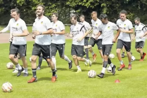 Weißer Sonntag: Fußball-Oberliga-Neuling FV Dudenhofen versammelt sich zur ersten Einheit im Verbandsgemeinde-Stadion an der Igg