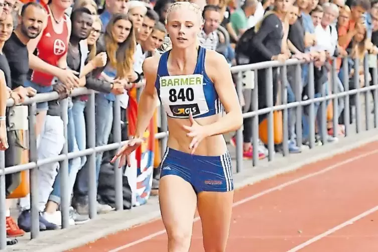 Sina Mayer kurz vorm Zieleinlauf in Leverkusen: Mit Platz zwei über 100 Meter hat sie gute Chancen auf eine Nominierung für die 