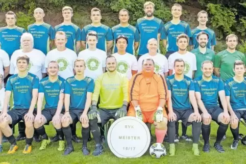 Die Meistermannschaft des SV Kottweiler-Schwanden (obere Reihe von links): Christopher Völker, Jonas Körper, Jens Vereecke, Denn