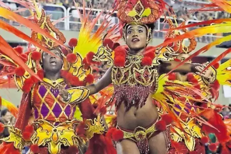 Viele Farben, viel nackte Haut: Karnevalsfinale 2017 im Sambadrom von Rio.