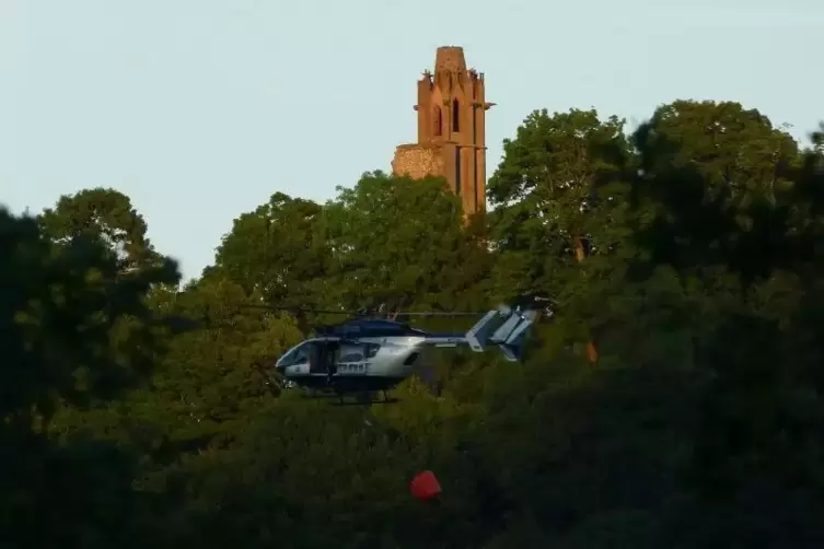Der Polizeihuschrauber holt Wasser aus dem nahegelegenen D&uuml;rkheimer Herzogweiher. Foto:Renners 