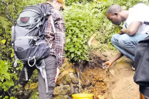 Eine Quelle reicht in Afrika häufig nicht aus, um die Trinkwasserversorgung zu sichern.