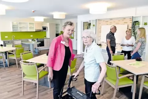 Heimleiterin Christine Paradies (links) zeigt Anna Pelle die neue Pflegeeinrichtung.Die 87-Jährige interessiert sich für eine Ku