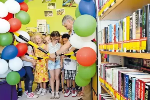 Los geht es: Zweitklässler der Grundschule Husterhöhe helfen Oberbürgermeister Bernhard Matheis bei der Eröffnung. Vorne von lin