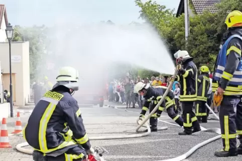 Über 70 Helfer waren bei der Großübung im Weingut Wissing im Einsatz.