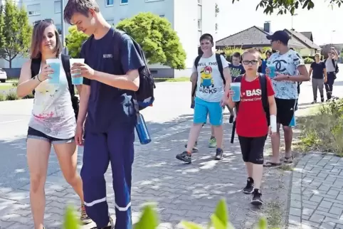 Bis zum Rand gefüllte Wasserbecher sollten die Gruppen bei einem Geschicklichkeitsspiel bis nach Frankenthal transportieren. Ein