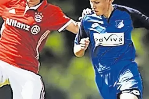 Durchsetzungsstark: Paulina Krumbiegel (blaues Trikot), hier im letzten Punktspiel der Saison gegen Bayern München II. Hoffenhei
