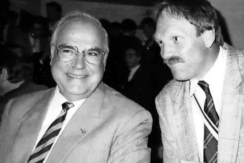 Keiner verließ die Sauna, bis nicht jeder ein Lied gesungen hatte: Helmut Kohl und Josef Reich ? hier allerdings nicht im Friese