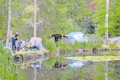 Rund um den Adlersee hatten die Angler ihre Zelte aufgeschlagen und ihre Campingstühle zum Angeln.