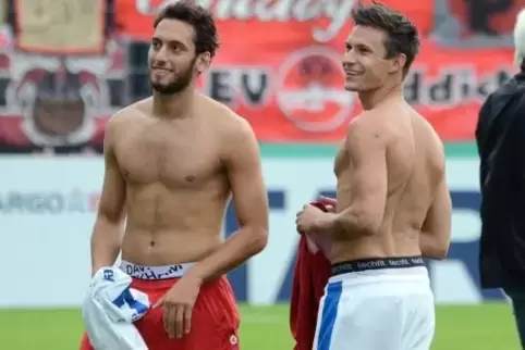 Nach zweieinhalb Oberligajahren beim SC Hauenstein wechselt Jesper Brechtel (rechts), hier beim Trikottausch mit Hakan Calhanogl