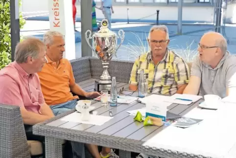 In der Mitte der Pokal: (von links) das Morlauterer Trio Reiner Engbarth, Thomas Frey, Heinz Pörtner und der RHEINPFAlZ-Mitarbei
