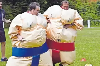 War schon in den vergangenen Jahren eine Gaudi: Fußball spielen ist in Sumo-Ringer-Anzügen gar nicht so leicht.