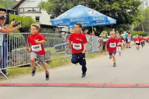 Spurt fürs Familienalbum: Die Vier- bis Sechsjährigen der Kita Lummerland rennen, ihre Eltern filmen sie mit dem Handy. Ums Gewi