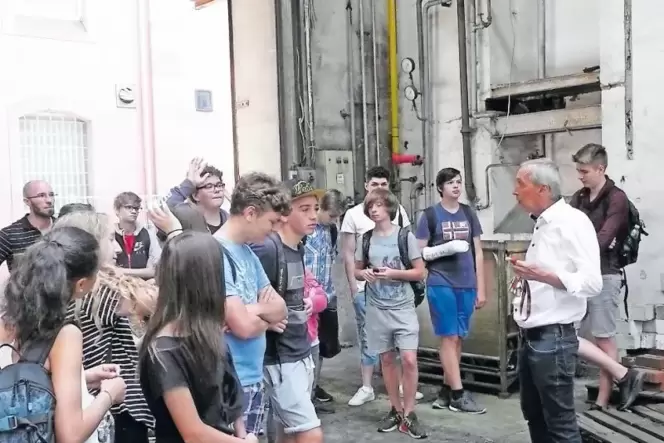 Interessierte Zuhörer und Fragesteller: Schüler bei einer Führung mit Stefan Kremer von der Pfaff-Areal-Entwicklungsgesellschaft