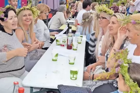 Prächtiger Kopfschmuck, prächtige Stimmung: Beim litauischen Abend im Hack-Garten haben die Gäste fleißig mitgesungen und mitges