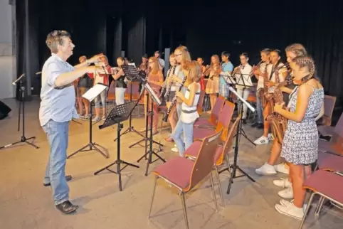 Konzentriert: die Bläserklasse 6 mit Musiklehrer Robert Ketterer bei ihrem Auftritt.