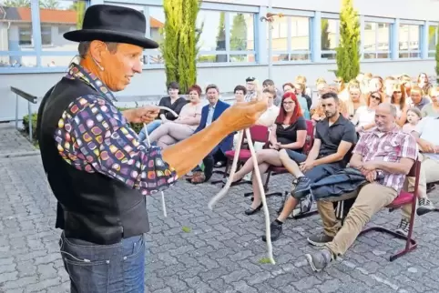 Lehrer und Hobby-Zauberer August Müller symbolisierte mit einem zerschnittenen Seil und Knoten den Verlauf der Schulzeit an der 