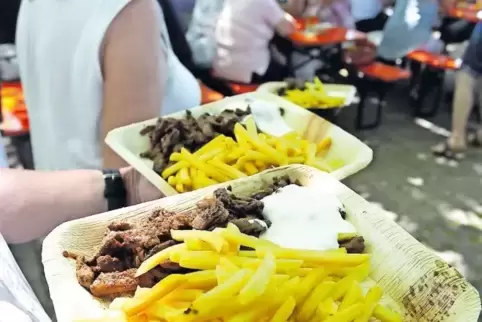 Beim Hördter Klosterfest wurden die Speisen ausschließlich auf Tellern und Schalen aus Palmblättern serviert.