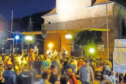 Stimmung garantiert: Musik vor der Kirche.