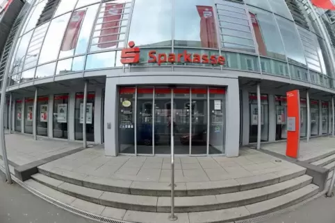 Hauptsitz der Sparkasse Südwestpfalz in der Pirmasenser Bahnhofstraße. Foto: BUChHOLZ 