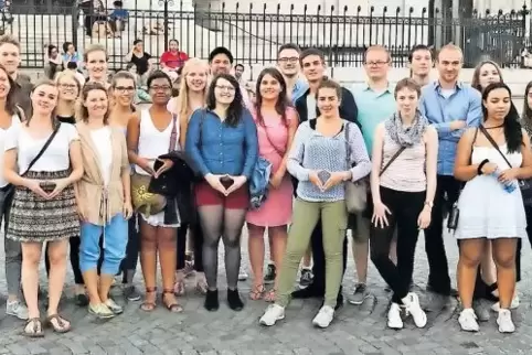 Die jungen Wahlbeobachter aus Deutschland und Frankreich vor Sacre Coeur in Paris.