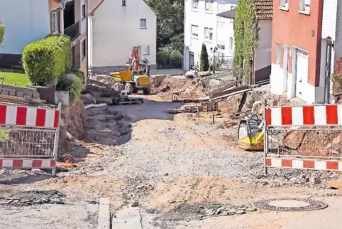 Frühestens Ende Juli wird der untere Teil der Blumenstraße asphaltiert. Die Schulstraße, die links abzweigt und zur Konrad-Losch