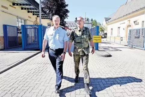 Hans-Josef Roth (links), Leiter der Bundespolizei, und Oberstleutnant Wolfgang Eder, Leiter des Elektronikzentrums, erwarten am 