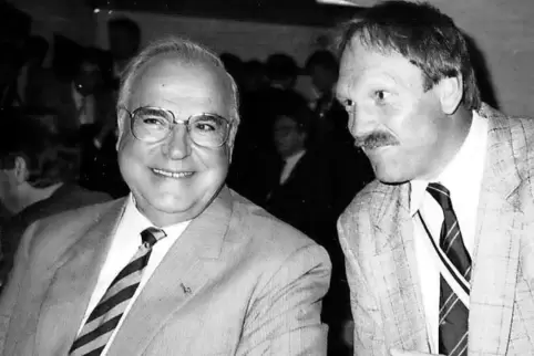 Keiner verließ die Sauna, bis nicht jeder ein Lied gesungen hatte: Helmut Kohl und Josef Reich ? hier allerdings nicht im Friese