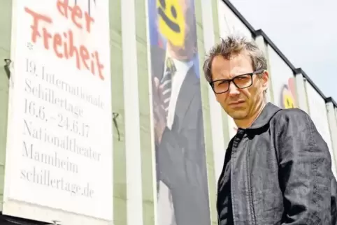 In Kroatien vertrieben, in Polen von Zensur bedroht: Regisseur Oliver Frljic vor dem Mannheimer Nationaltheater.