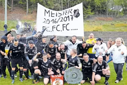 So jubelt Meister FC Rodalben: (stehend von links) Pascal Weishaar, Jannik Kämmerer, Timo Bäumle (verdeckt), Christopher Hög, He