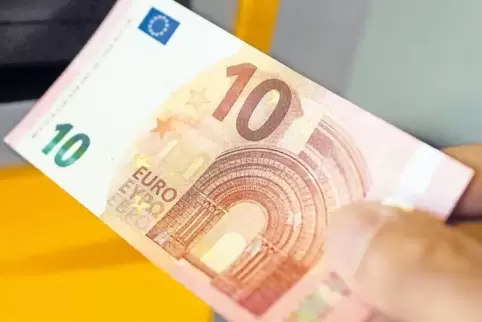 Fällt jährlich für das Werbeschild für Gabi Schultheis’ Laden in Dudenhofen an: eine Gebühr von 10 Euro.