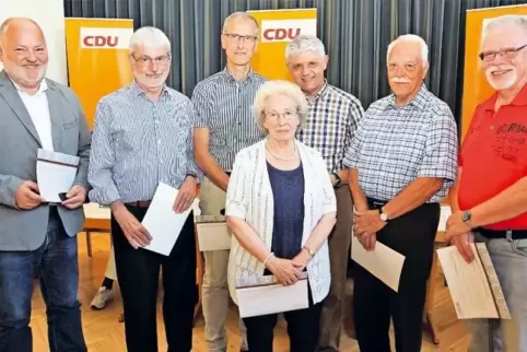 Seit 40 Jahren in der CDU: Der CDU-Kreisvorsitzende Bernhard Matheis (dritter von rechts) zeichnete Stefan Maiß, Dieter Weißenbo