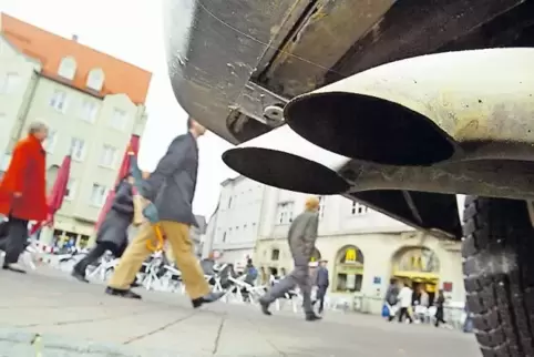 Aus dem Auspuff kommen Stickoxide und Feinstaub.