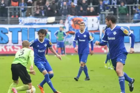 Ob in Pirmasens weiter Regionalligafußball des FKP (in Blau, hier gegen die Stuttgarter Kickers) zu sehen ist, entscheiden nun d