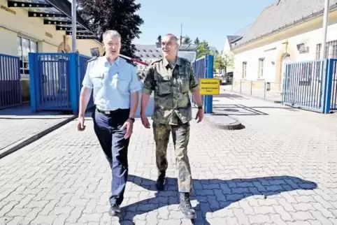 Hans-Josef Roth (links), Leiter der Bundespolizei, und Oberstleutnant Wolfgang Eder, Leiter des Elektronikzentrums, erwarten am 