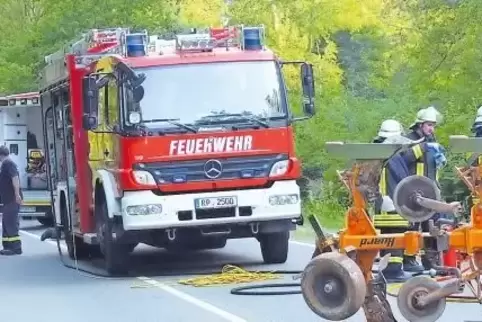Ein Verletzter wird auf der Straße erstversorgt: Die Einsatzkräfte üben zwischen Böhl-Iggelheim und Dudenhofen für den Ernstfall