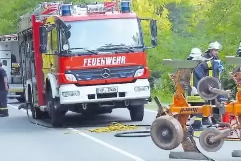 Ein Verletzter wird auf der Straße erstversorgt. Die Einsatzkräfte üben zwischen Böhl-Iggelheim und Dudenhofen für den Ernstfall