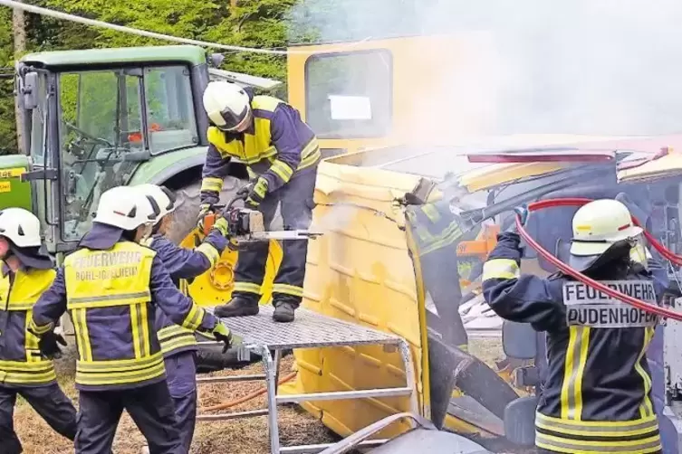 Mit S&auml;gen m&uuml;ssen die Feuerwehrleute Menschen befreien.