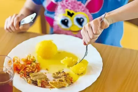 In zwei verschiedenen Schichten essen die Hortkinder und Ganztagsschüler in Dannstadt-Schauernheim zu Mittag. Eine Anrichteküche