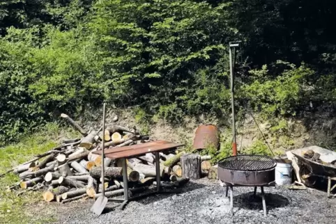 Bei offenen Grillstellen am Waldrand – wie hier an der Blockhütte Dennweiler-Frohnbach – muss die Glut besonders sorgfältig gelö
