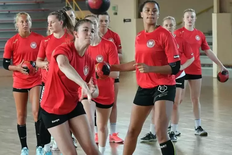 Warmwerfen für die Kroatinnen: die deutsche A-Jugend-Nationalmannschaft beim Training in der Haßlocher Pfalzhalle. Foto: Mehn