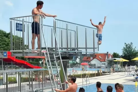  Am Sprungbecken des Maikammerer Kalmitbads soll zusätzlich zum Drei-Meter-Turm eine Kletterwand installiert werden. Foto: Mehn 