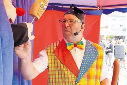 Ohne ihn ist der Kindertag undenkbar: Zauberer-Clown Mumpe Naseweis.