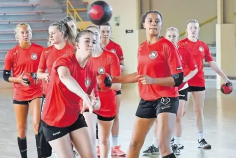 Warmwerfen für die Kroatinnen: die deutsche A-Jugend-Nationalmannschaft beim Training in der Haßlocher Pfalzhalle.