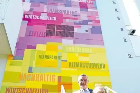 Aufsichtsratsvorsitzender Klaus Dillinger (hinten) und GML-Geschäftsführer Thomas Grommes vor der neuen Fassade.