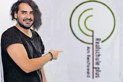 Tommy Sterkej mit dem von ihm entworfenen Logo.